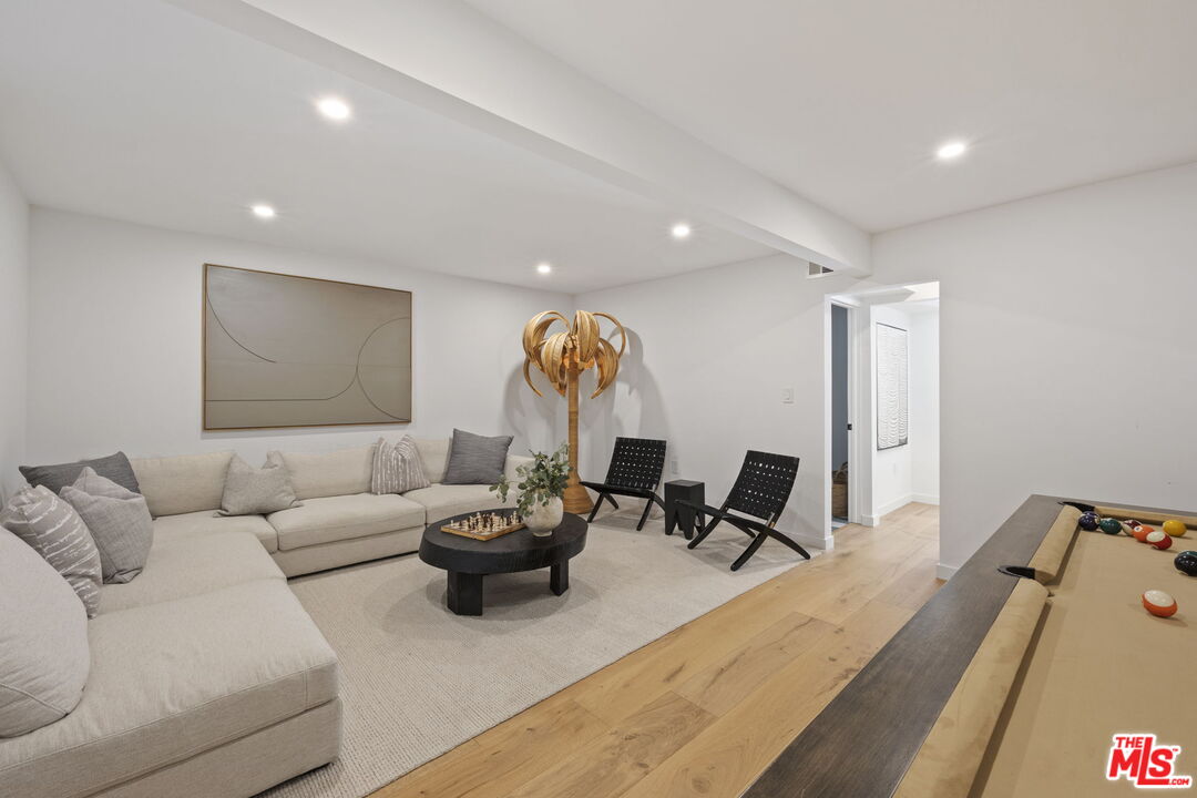431 Montana Circle Ojai, CA 93023 - Photo 35 of 73 a living room with furniture and a couch