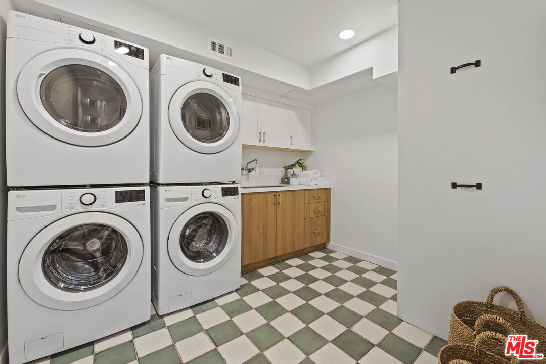 431 Montana Circle Ojai, CA 93023 - Photo 42 of 73 a utility room with dryer and washer