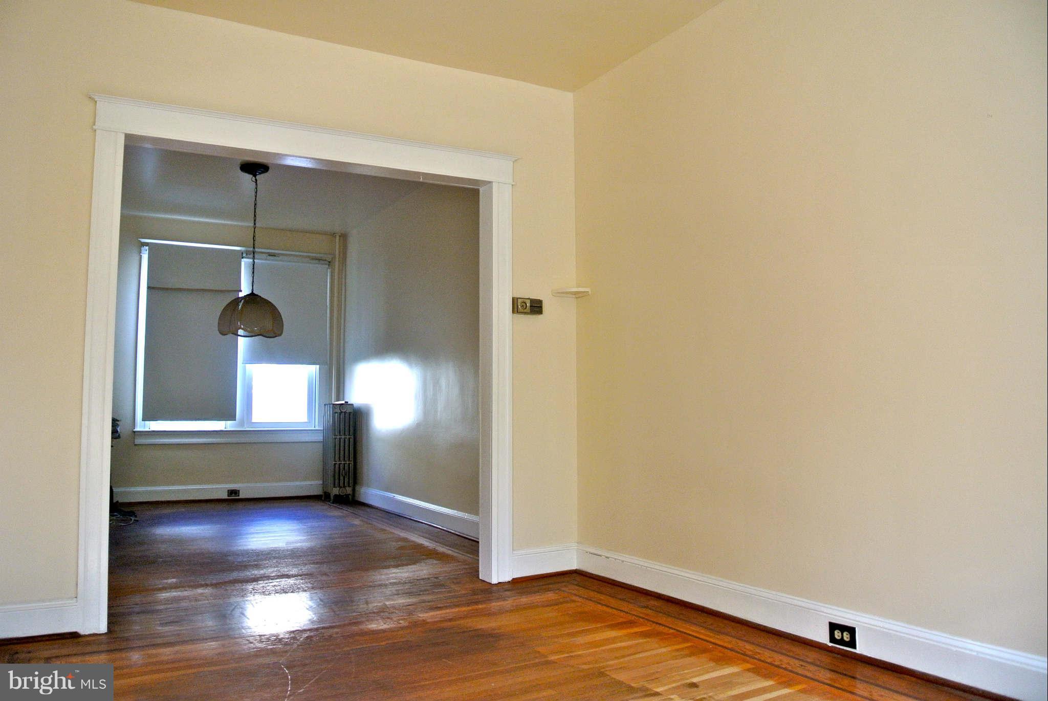 9 North Wickham Road Baltimore, MD 21229 - Photo 2 of 16 Living Room