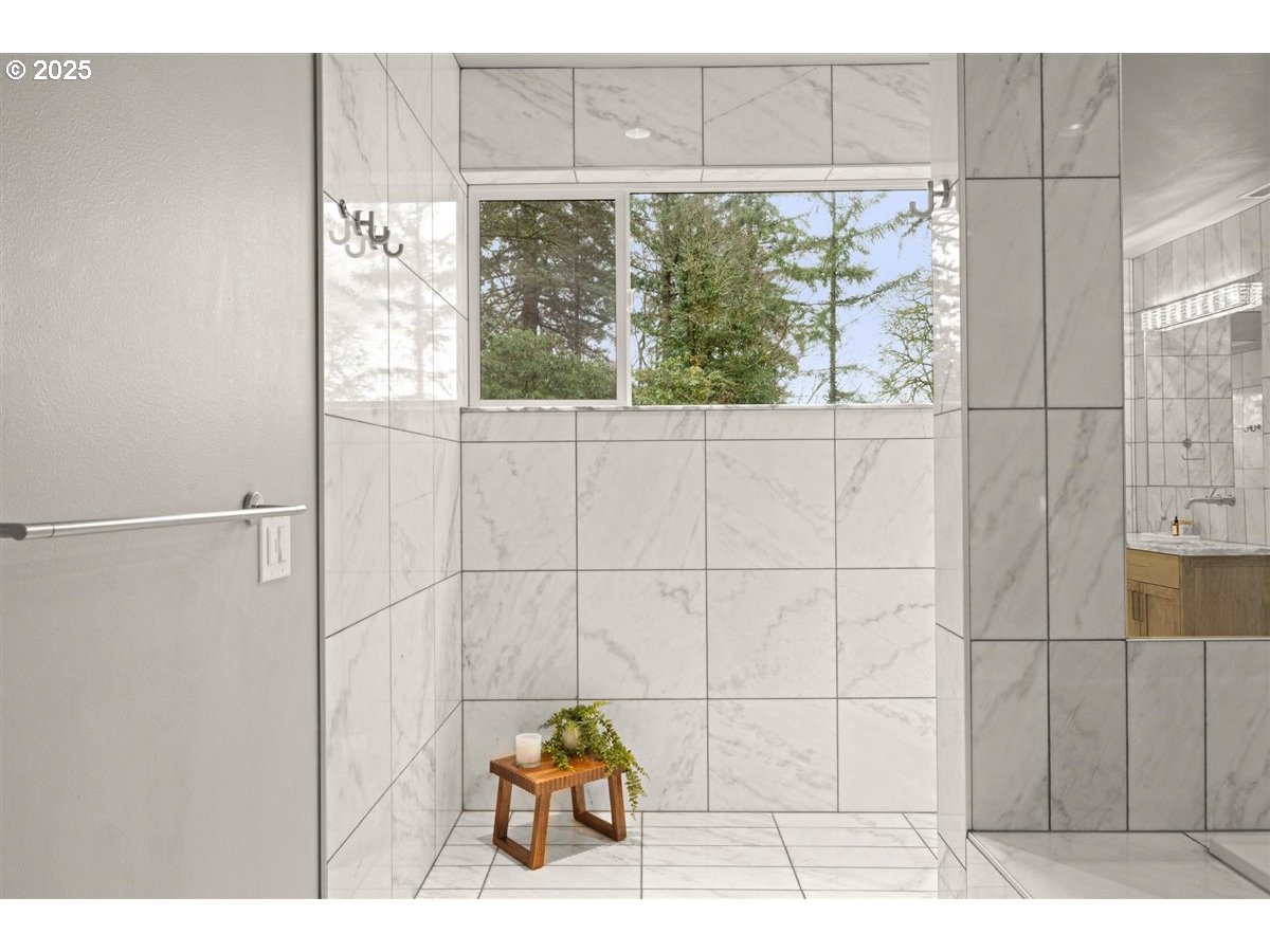 2193 Northeast 3rd Avenue Camas, WA 98607 - Photo 21 of 35 a bathroom with a window