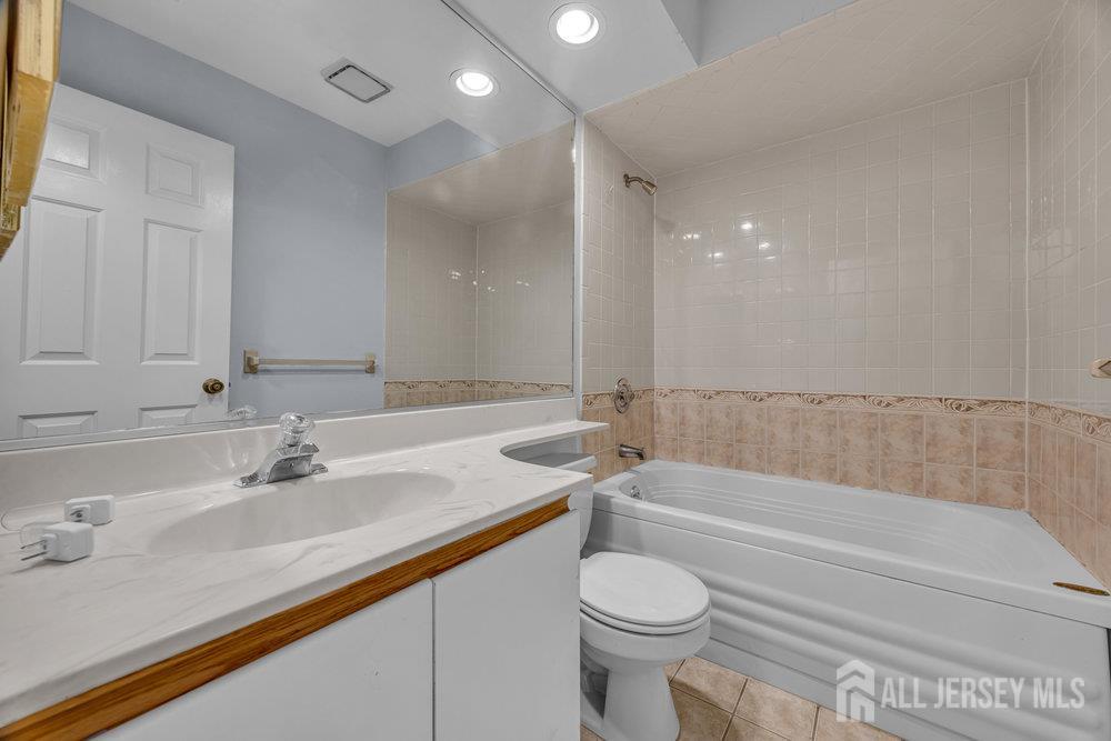 604 Woodhaven Drive Edison, NJ 08817 - Photo 20 of 38 a bathroom with a sink a toilet and bathtub