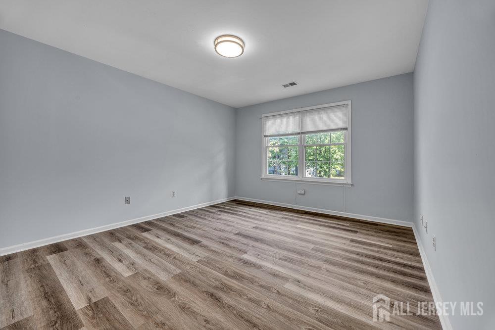 604 Woodhaven Drive Edison, NJ 08817 - Photo 21 of 38 an empty room with window