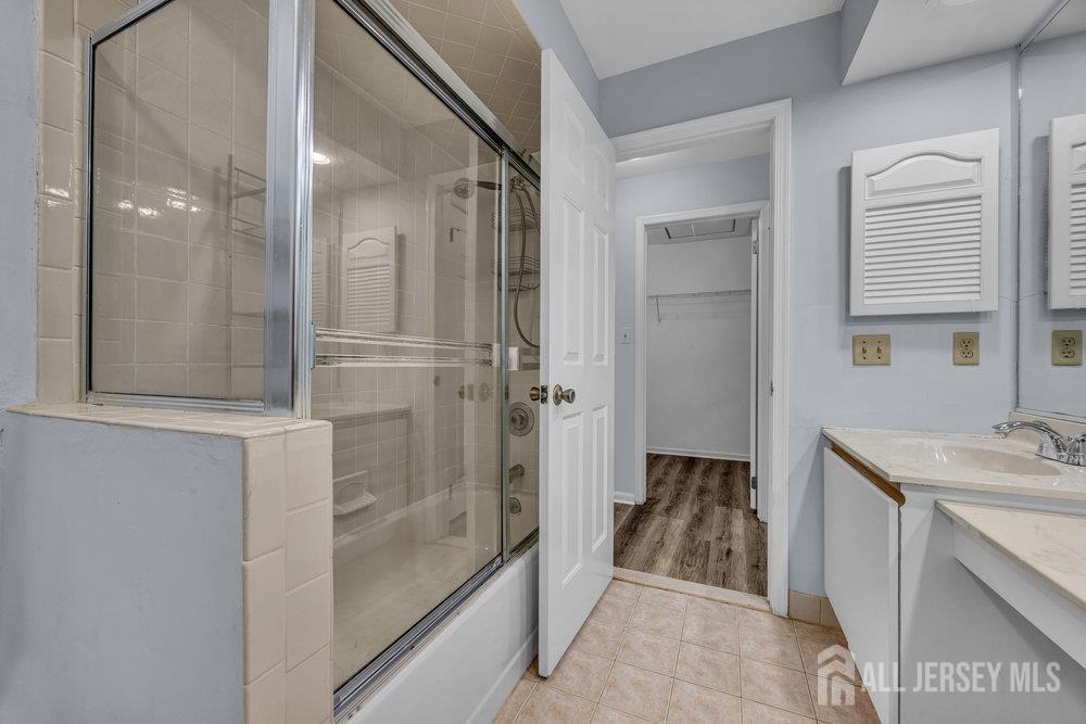 604 Woodhaven Drive Edison, NJ 08817 - Photo 26 of 38 a bathroom with a shower and a sink