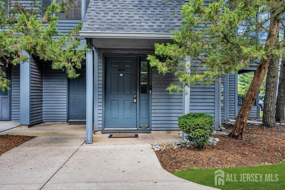 604 Woodhaven Drive Edison, NJ 08817 - Photo 4 of 38 a front view of a house with garden