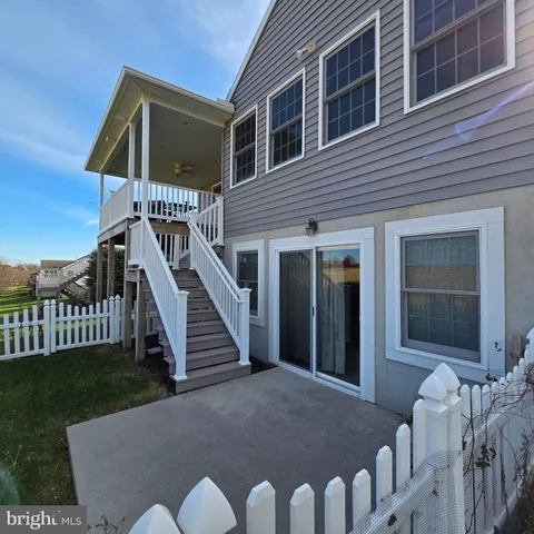 a view of a house with backyard and porch