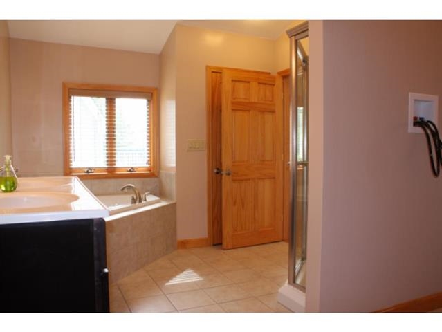 142 Chases Grove Road Derry, NH 03038 - Photo 8 of 17