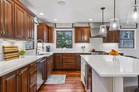 $1,750,000 | 126 Courtland Street, Excelsior, MN 55331