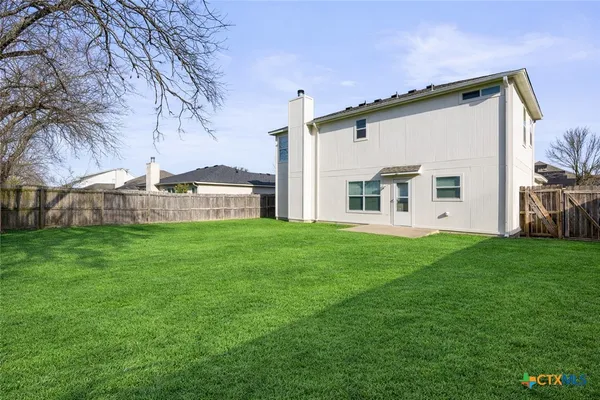 a view of a house with backyard