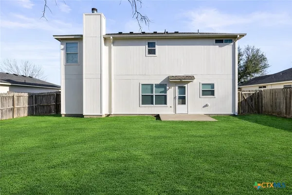 a view of a house with backyard