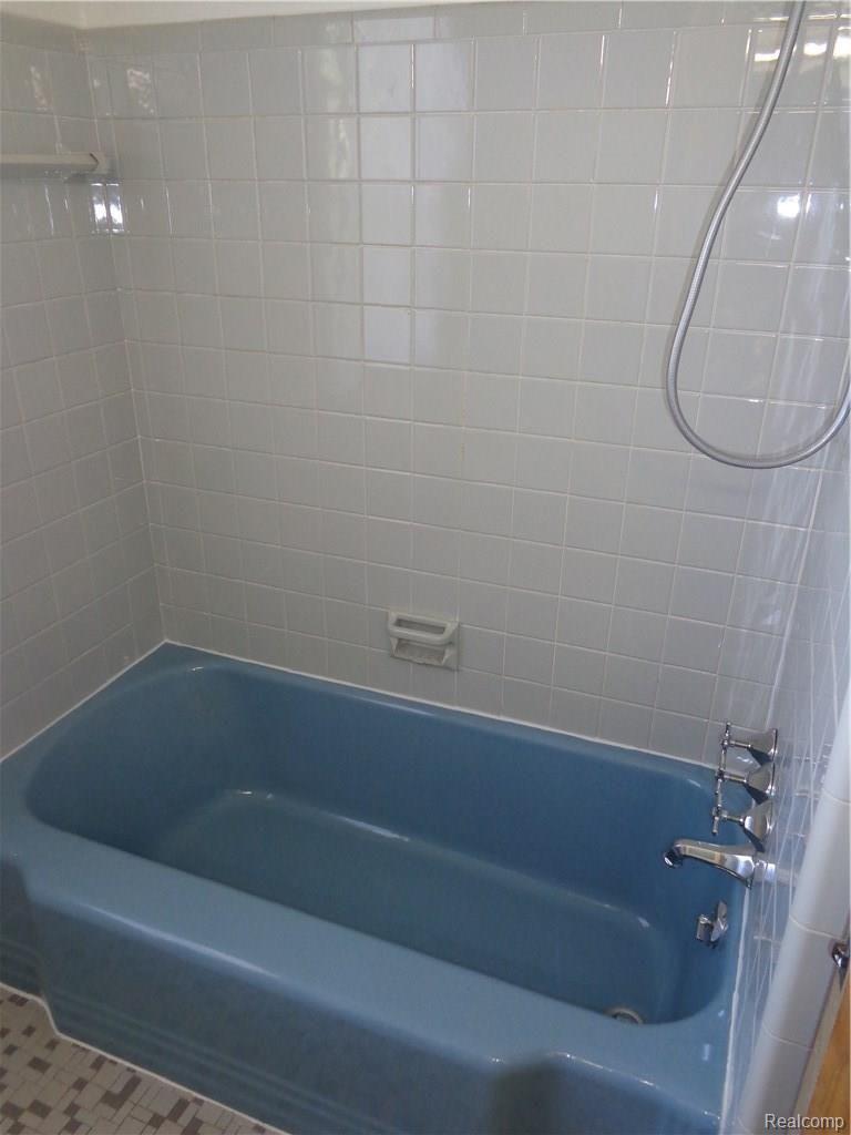 15550 Meadowbrook Road Redford, MI 48239 - Photo 19 of 36 Bathtub