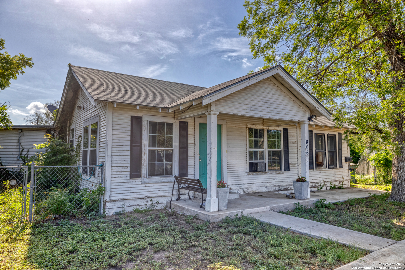 806 South Park Street Uvalde, TX 78801 - Photo 1 of 25 front view of a house with a yard