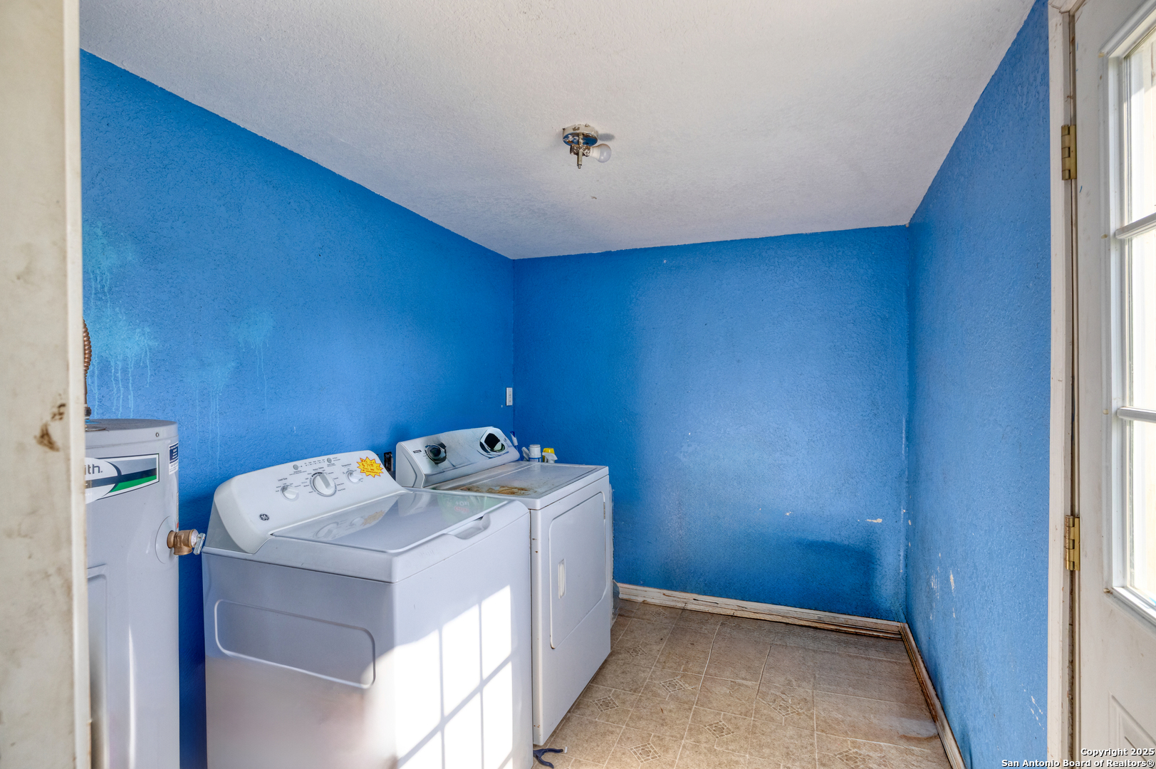 806 South Park Street Uvalde, TX 78801 - Photo 11 of 25 a utility room with dryer and washer