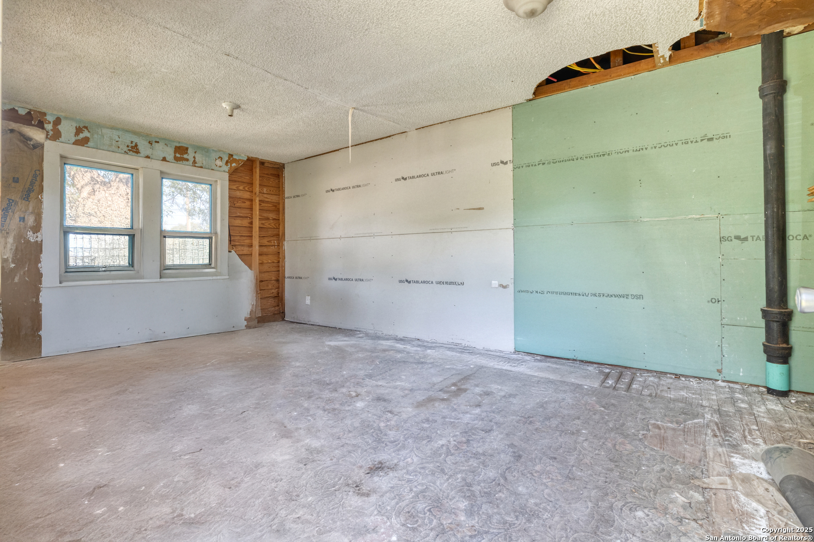 806 South Park Street Uvalde, TX 78801 - Photo 16 of 25 an empty room with windows and closet