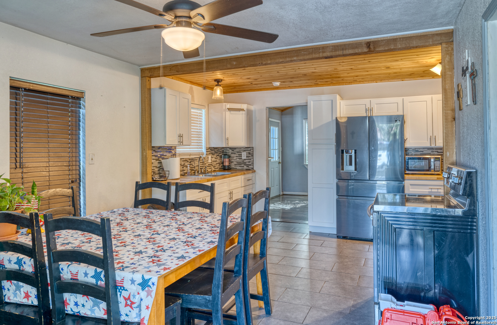806 South Park Street Uvalde, TX 78801 - Photo 4 of 25 a dining room with furniture and window