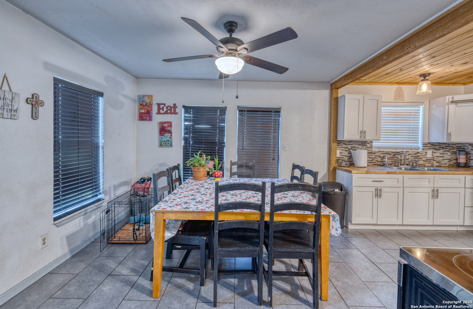 806 South Park Street Uvalde, TX 78801 - Photo 5 of 25 a workspace with furniture and window