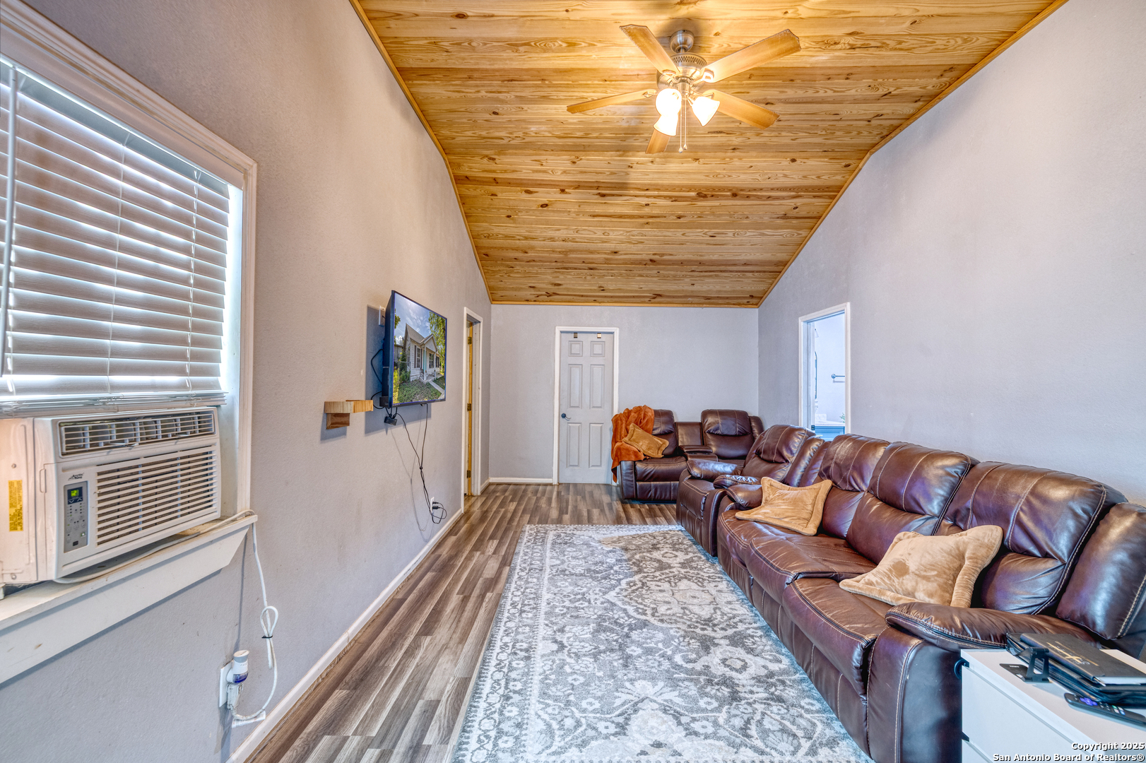 806 South Park Street Uvalde, TX 78801 - Photo 10 of 25 a living room with furniture