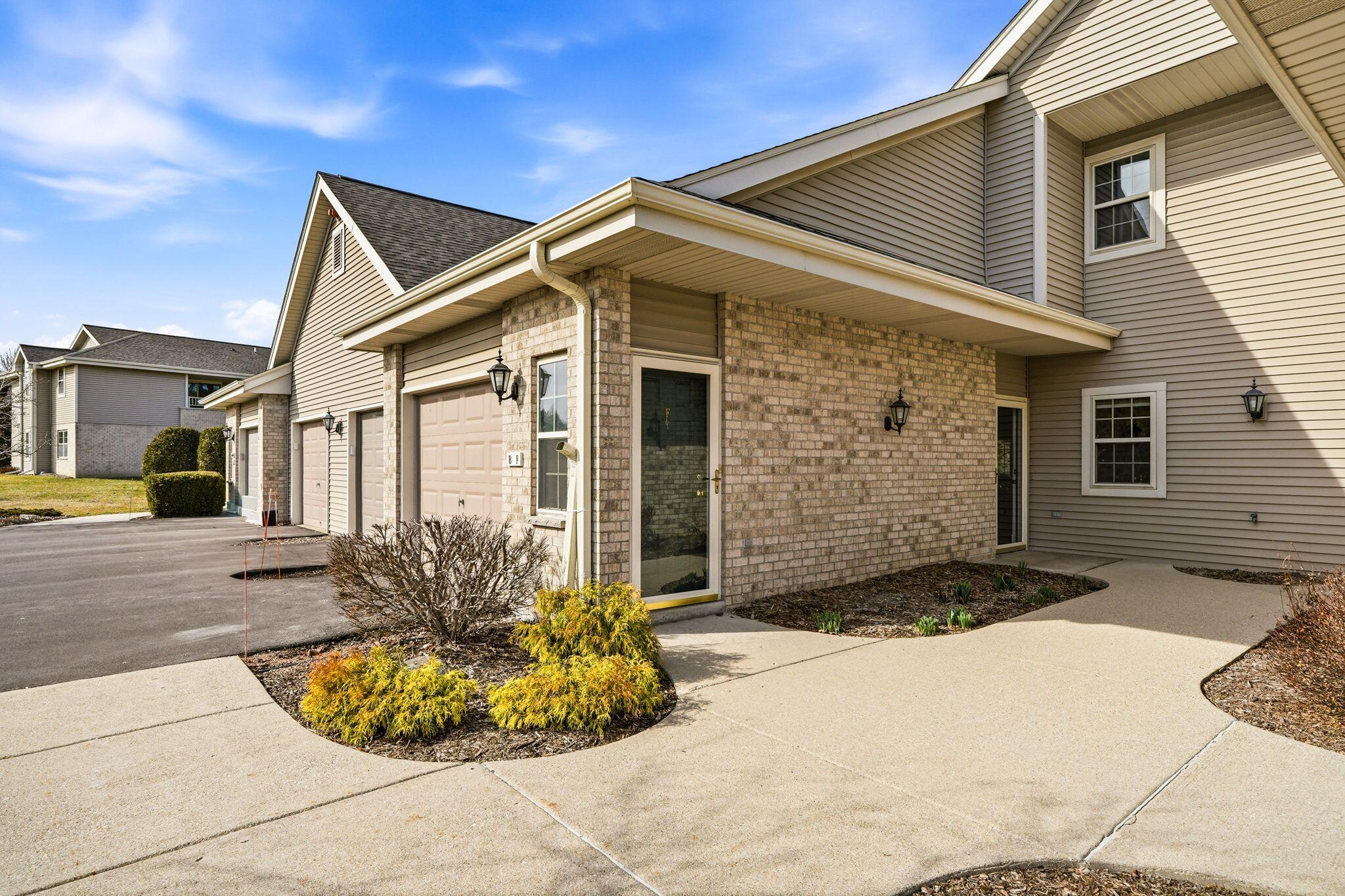 18520 Emerald Cir, Brookfield - HDR-4
