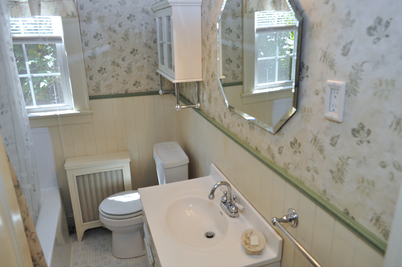 426 Fieldale Road Northeast Roanoke, VA 24012 - Photo 22 of 46 Full Bath