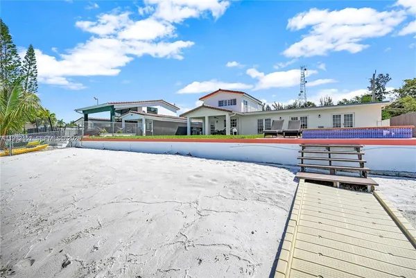 a view of houses with swimming pool and yard