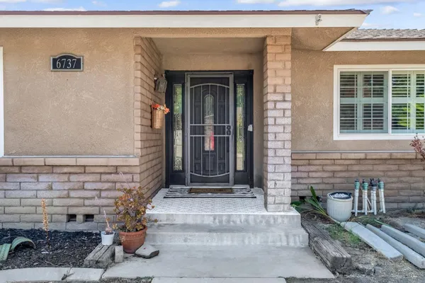 $2,500 | 6737 North Harrison Avenue, Fresno, CA 93711