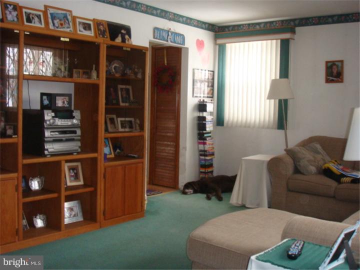 214 Tansboro Road Berlin, NJ 08009 - Photo 4 of 15 Living Room