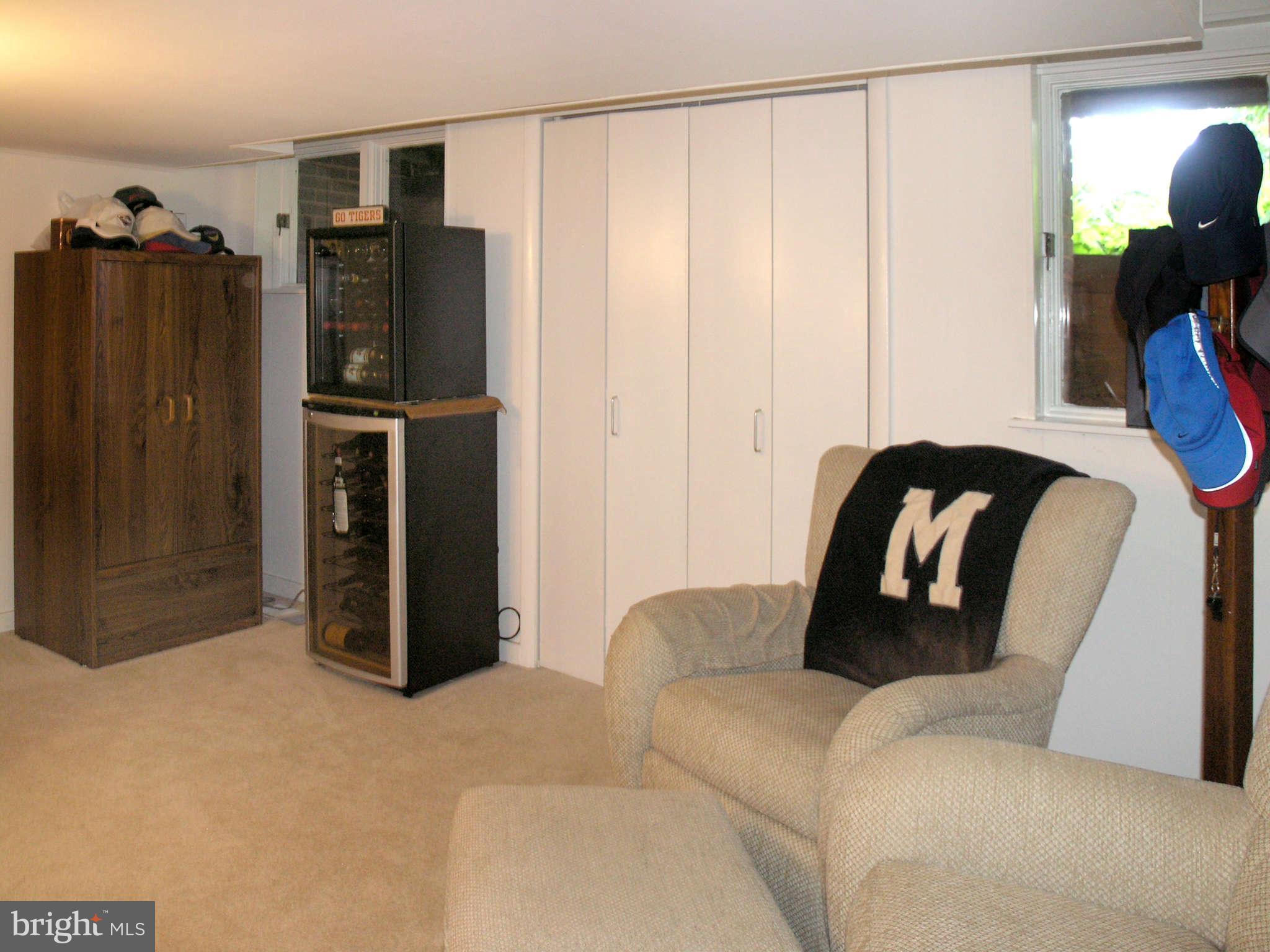 11431 Hook Road Reston, VA 20190 - Photo 26 of 30 a living room with furniture