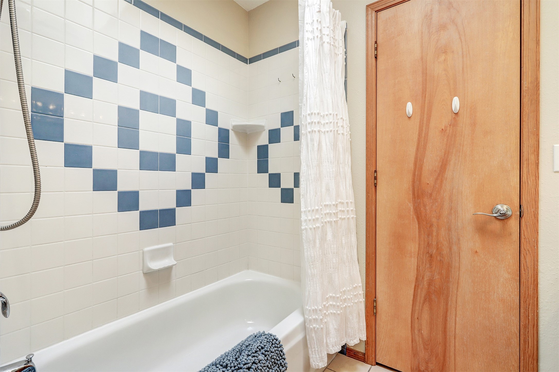 10 Carlito Road Santa Fe, NM 87508 - Photo 16 of 32 Second bathroom