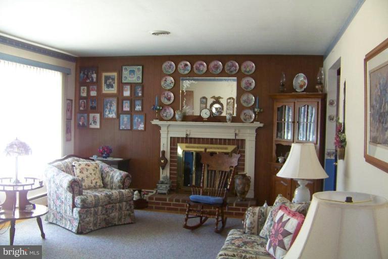 5347 Wendy Road Sykesville, MD 21784 - Photo 4 of 14 Living Room