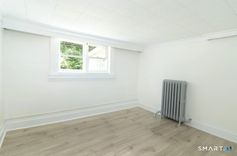 30 Grove Street, Unit B Branford, CT 06405 - Photo 5 of 7 an empty room with a window