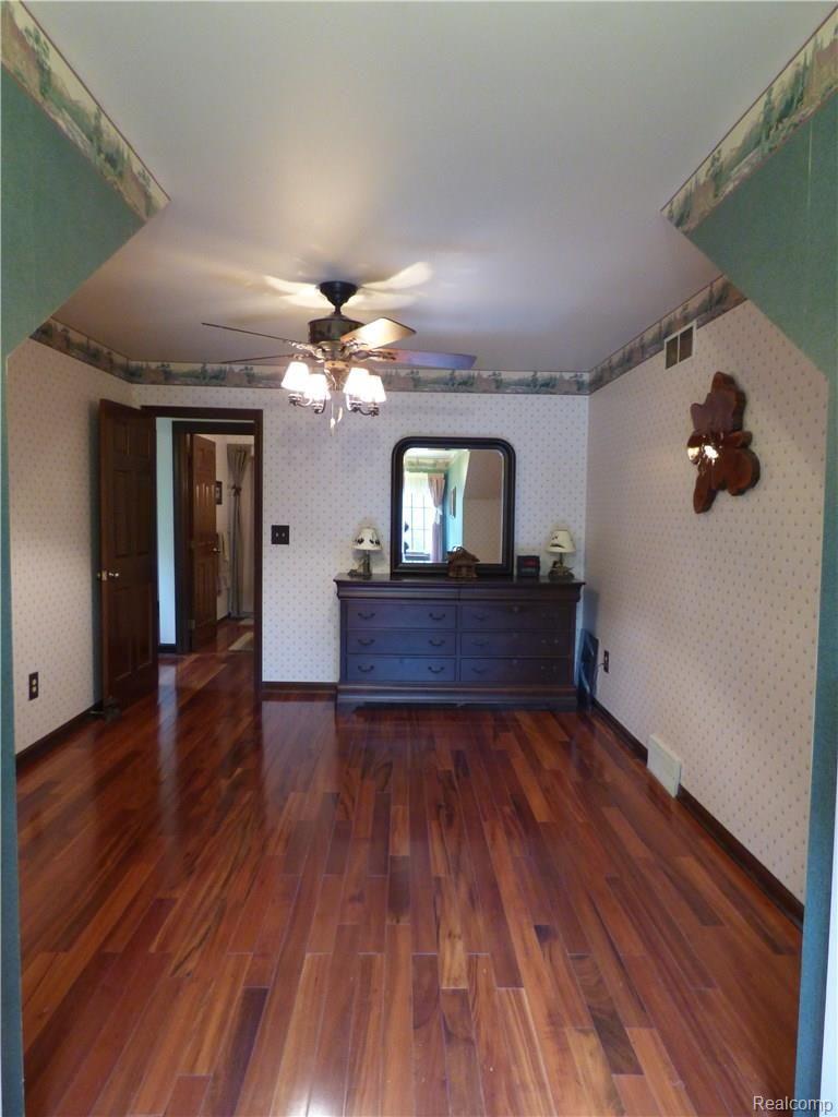 299 East Hurd Road Monroe, MI 48162 - Photo 32 of 46 P1320169.jpg