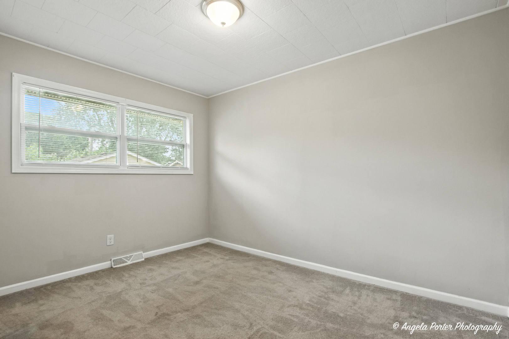 4420 Clearview Drive McHenry, IL 60050 - Photo 11 of 15 an empty room with a window