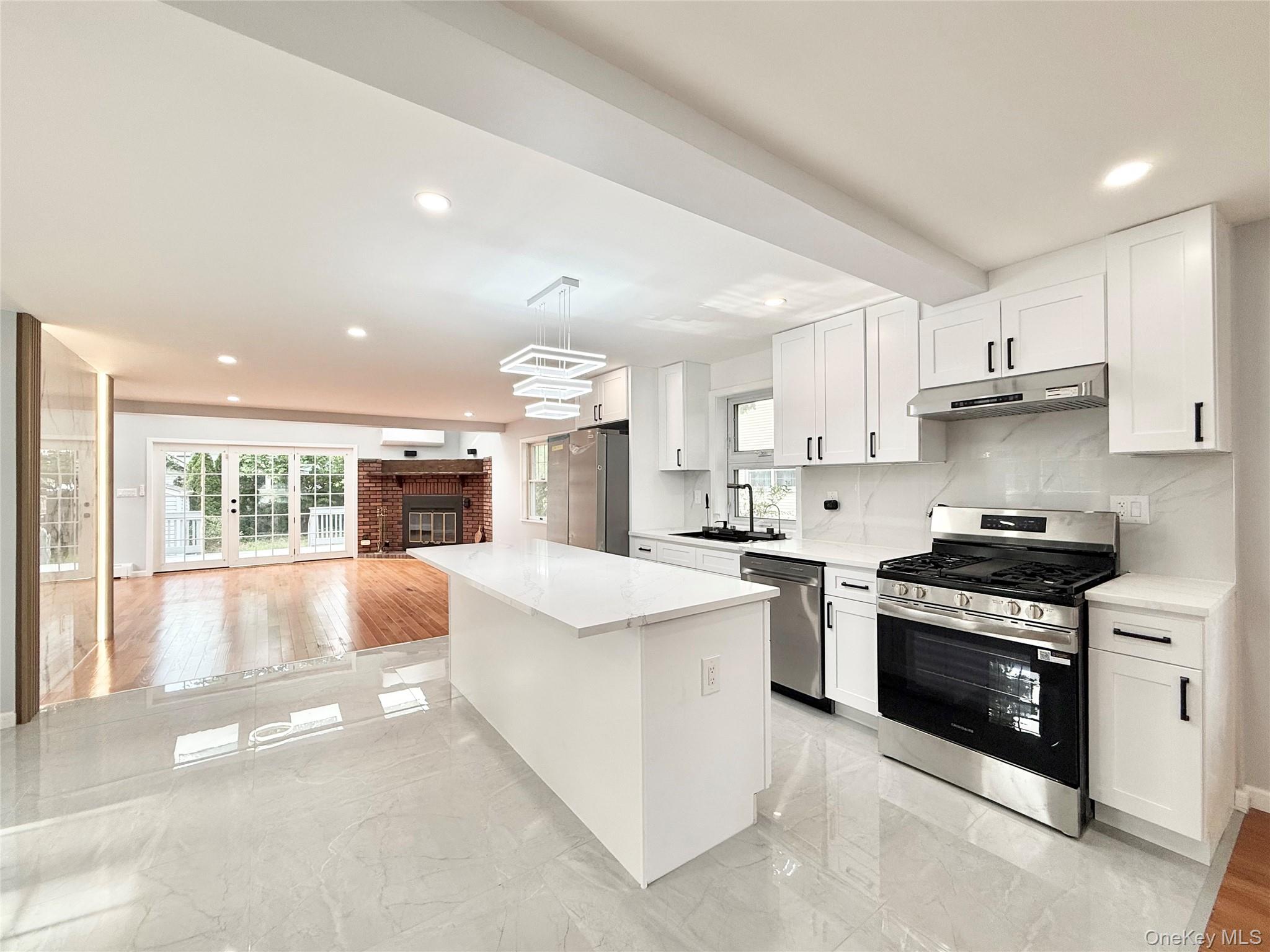 20 Baylis Place Syosset, NY 11791 - Photo 4 of 21