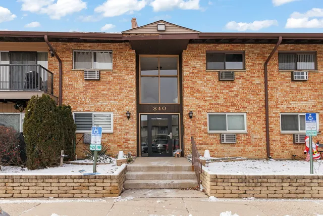 $260,000 | 840 East Old Willow Road, Unit 116, Prospect Heights, IL 60070