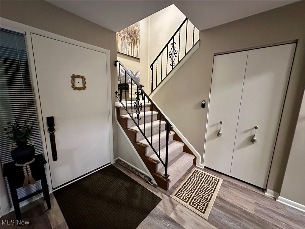 565 Hampton Ridge Drive Akron, OH 44313 - Photo 4 of 24 INSIDE FRONT ENTRANCE.