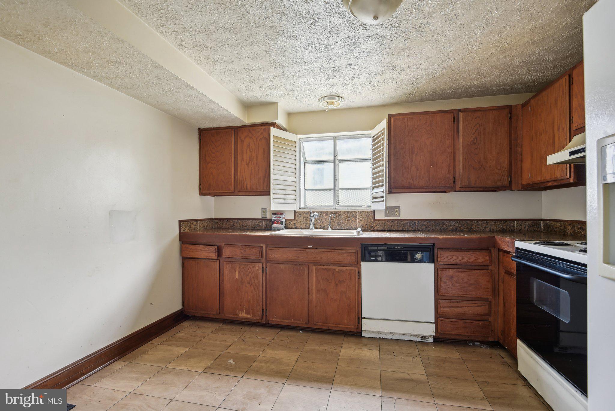 803 Congressional Court Bowie, MD 20721 - Photo 5 of 34