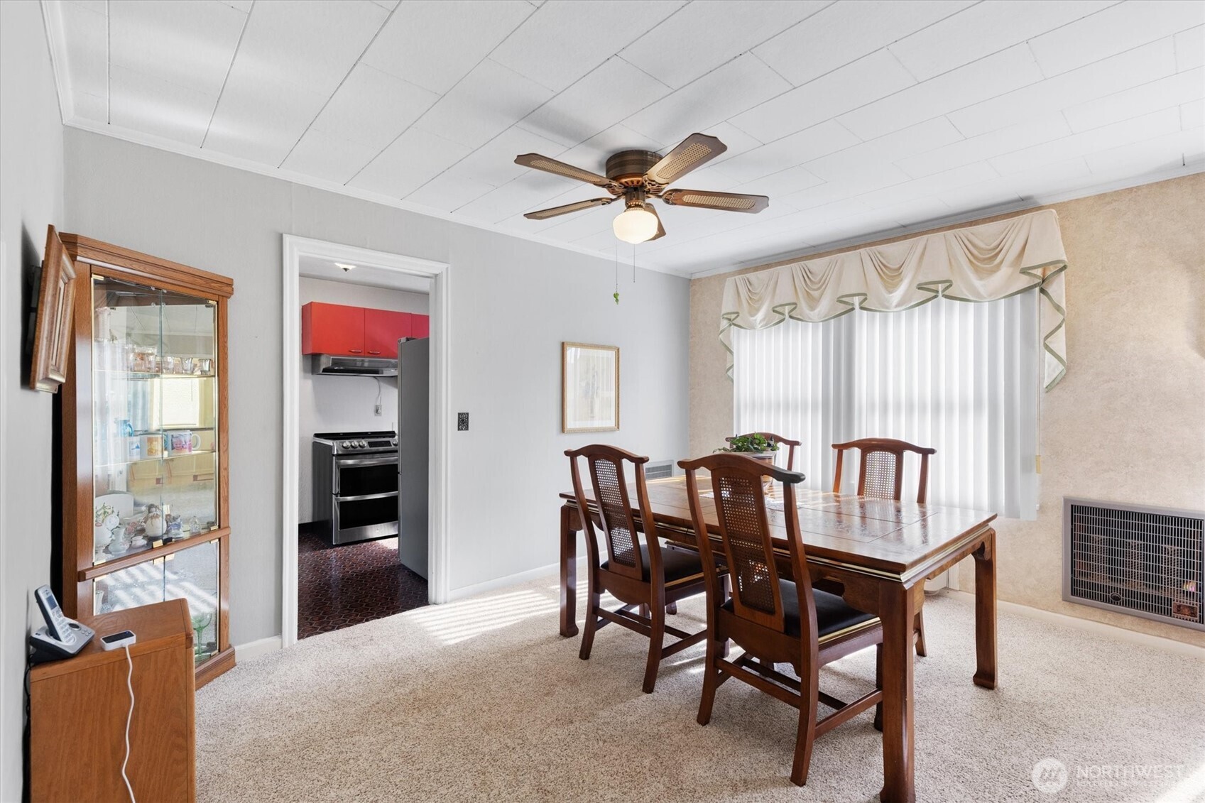 475 South 2nd Street Cathlamet, WA 98612 - Photo 11 of 40 a dining room with furniture and window