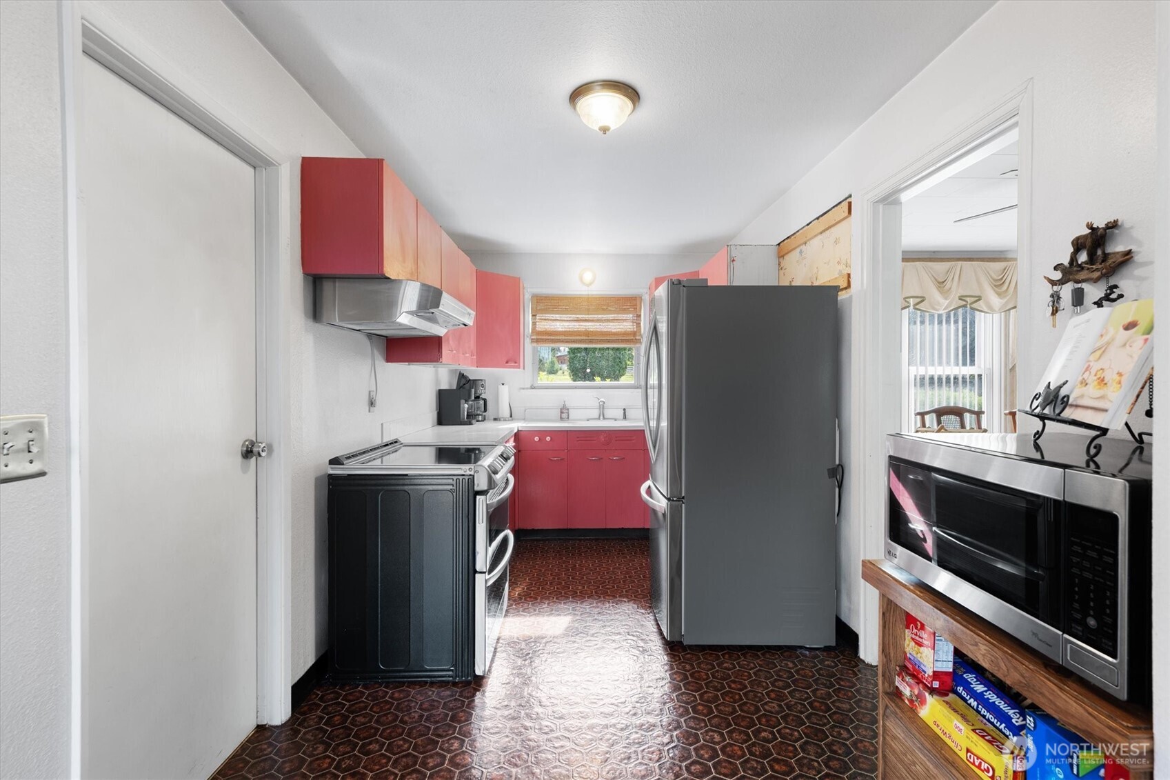 475 South 2nd Street Cathlamet, WA 98612 - Photo 12 of 40 a kitchen with stainless steel appliances granite countertop a refrigerator stove and sink