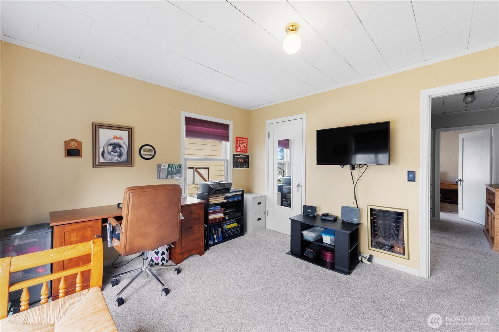 475 South 2nd Street Cathlamet, WA 98612 - Photo 17 of 40 a living room with furniture and a flat screen tv