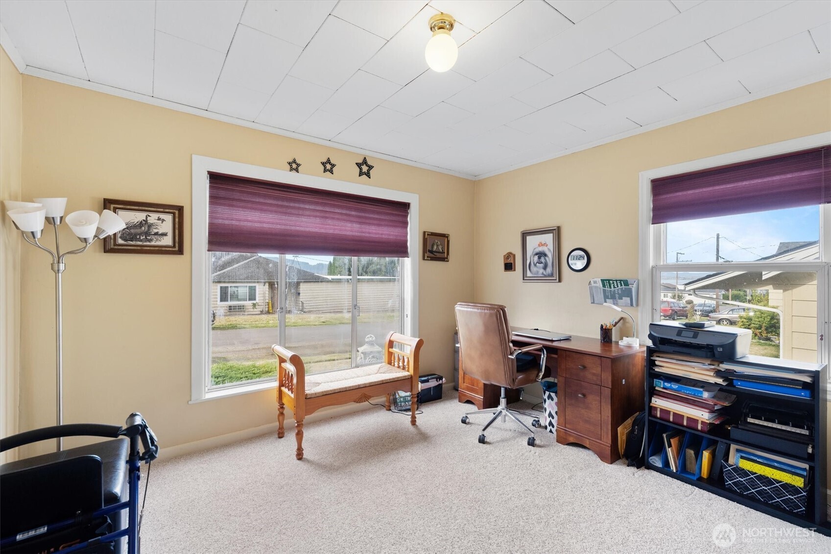 475 South 2nd Street Cathlamet, WA 98612 - Photo 18 of 40 a living room with furniture and a window