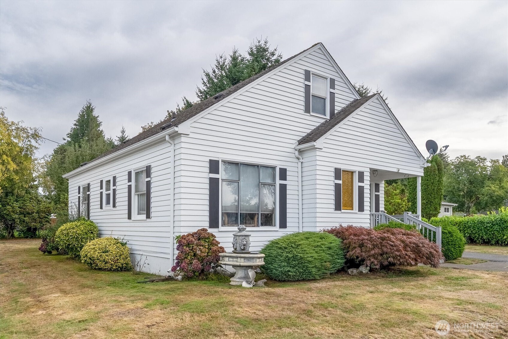 475 South 2nd Street Cathlamet, WA 98612 - Photo 2 of 40 a front view of a house with a garden