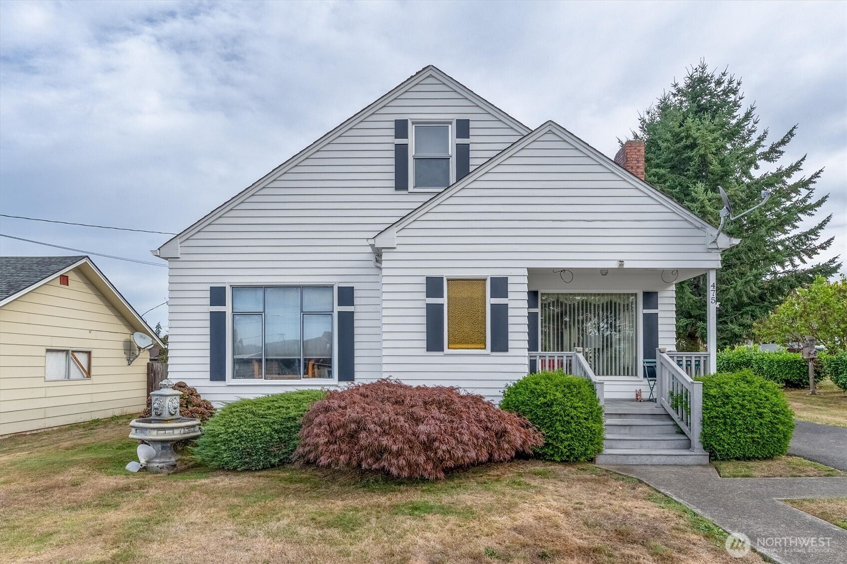 475 South 2nd Street Cathlamet, WA 98612 - Photo 3 of 40 front view of a house and a yard