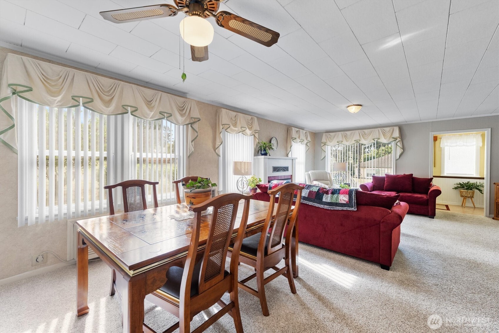 475 South 2nd Street Cathlamet, WA 98612 - Photo 10 of 40 a living room with furniture and a large window