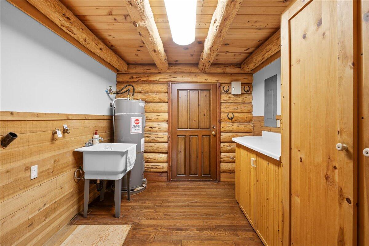 13235 Perry Road White City, OR 97503 - Photo 20 of 39 Laundry room