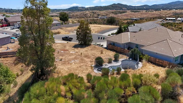a view of a houses with a yard