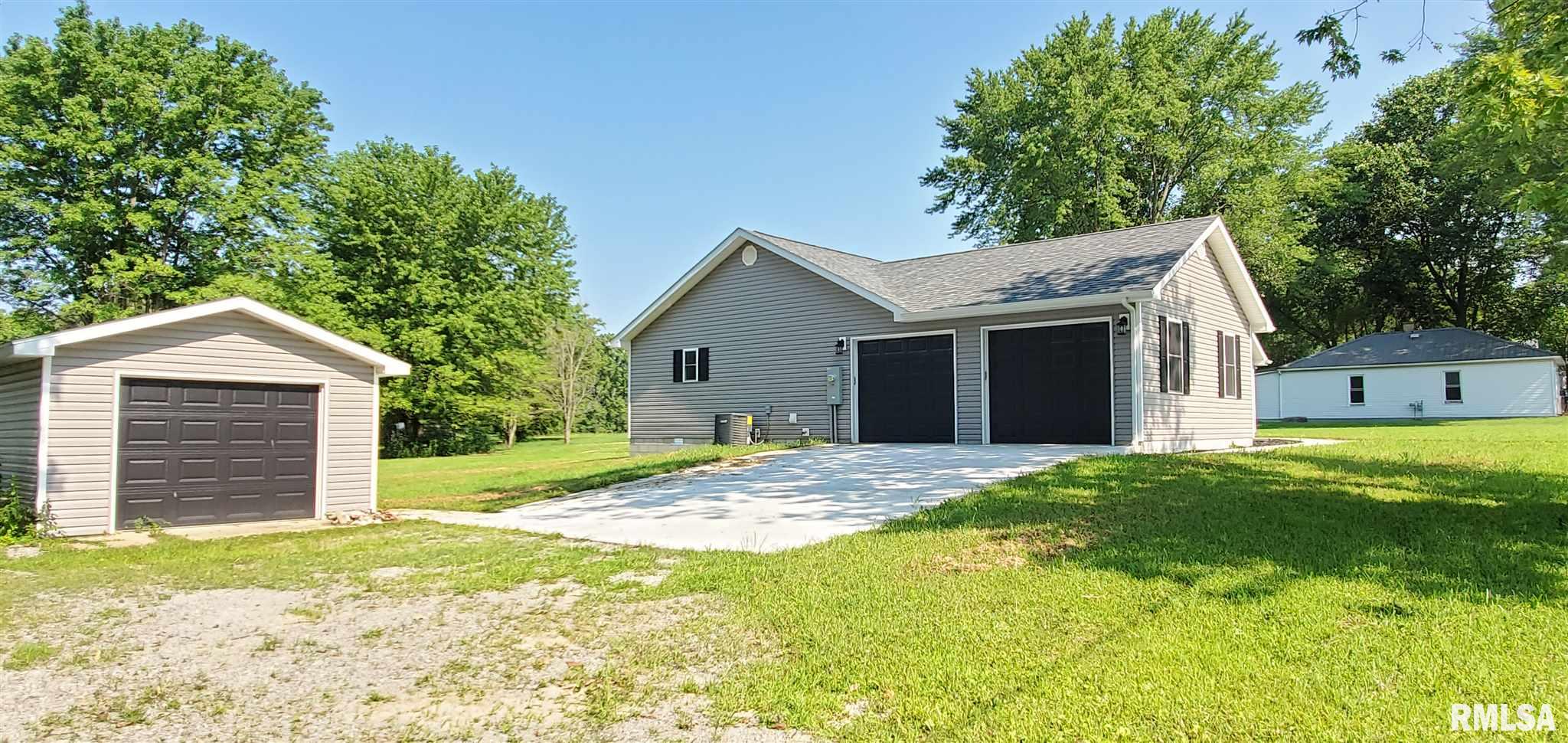 1009 Trolley Road Eldorado, IL 62930 - Photo 3 of 32