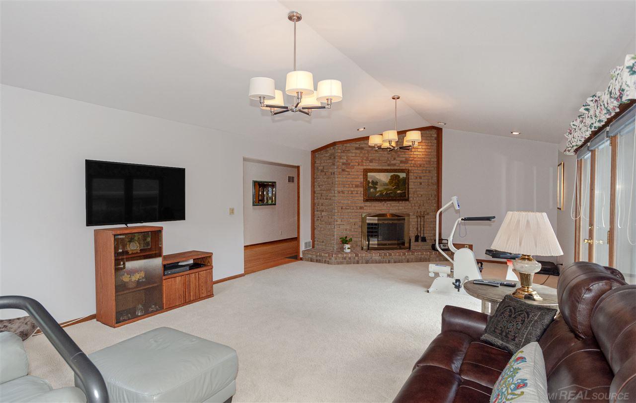 987 Lake Shore Road Grosse Pointe, MI 48236 - Photo 10 of 54 50018284-9.JPG