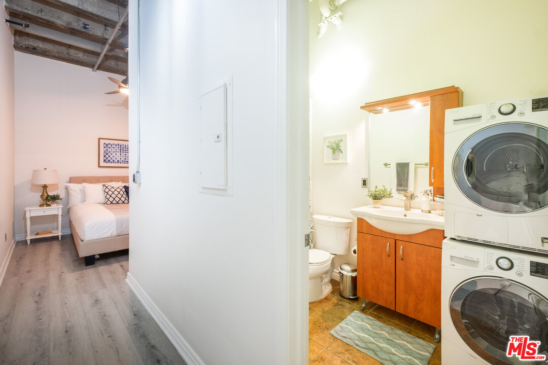 312 West 5th Street, Unit 606 Los Angeles, CA 90013 - Photo 9 of 18 a view of a bedroom with washer and dryer