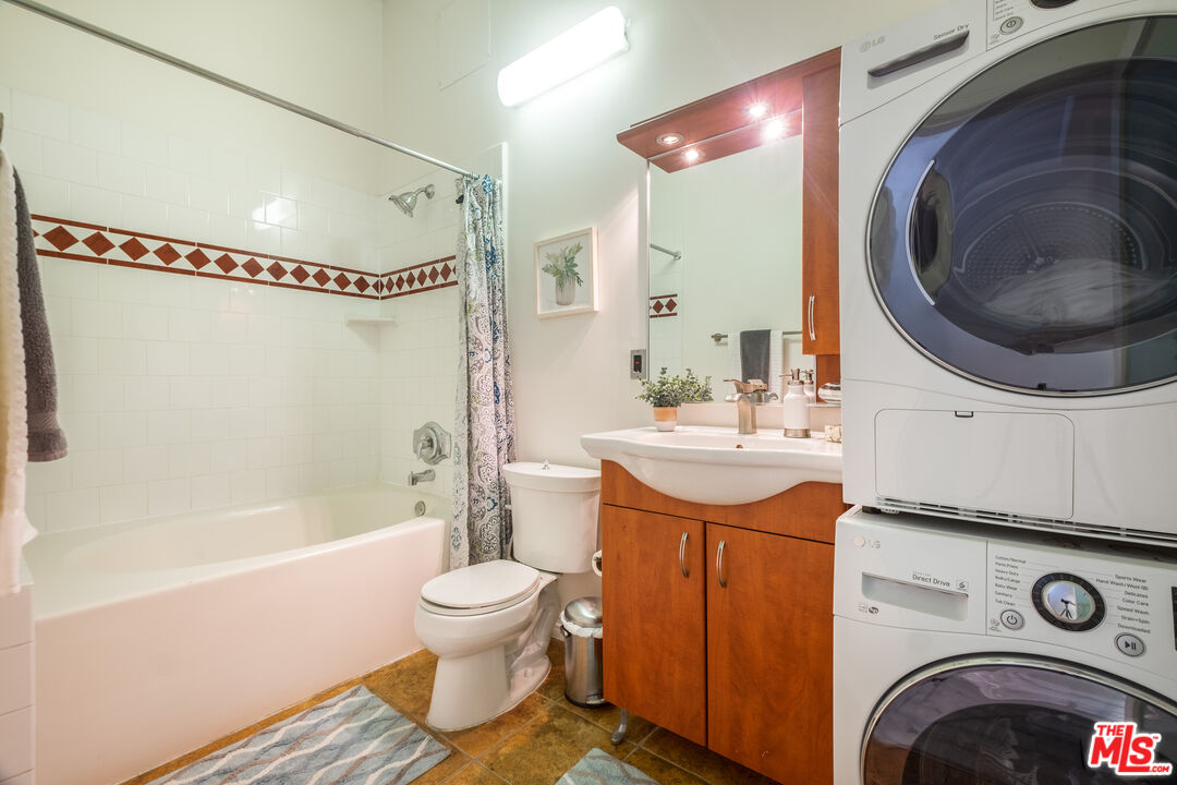 312 West 5th Street, Unit 606 Los Angeles, CA 90013 - Photo 10 of 18 a bathroom with a sink a toilet and a mirror