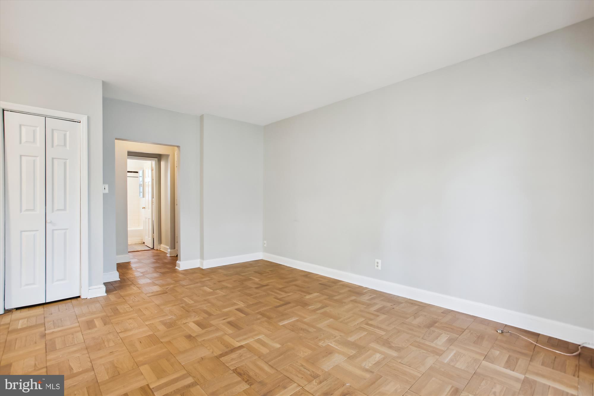4866 MacArthur Boulevard Northwest, Unit 2 Washington, DC 20007 - Photo 22 of 24 Living Room