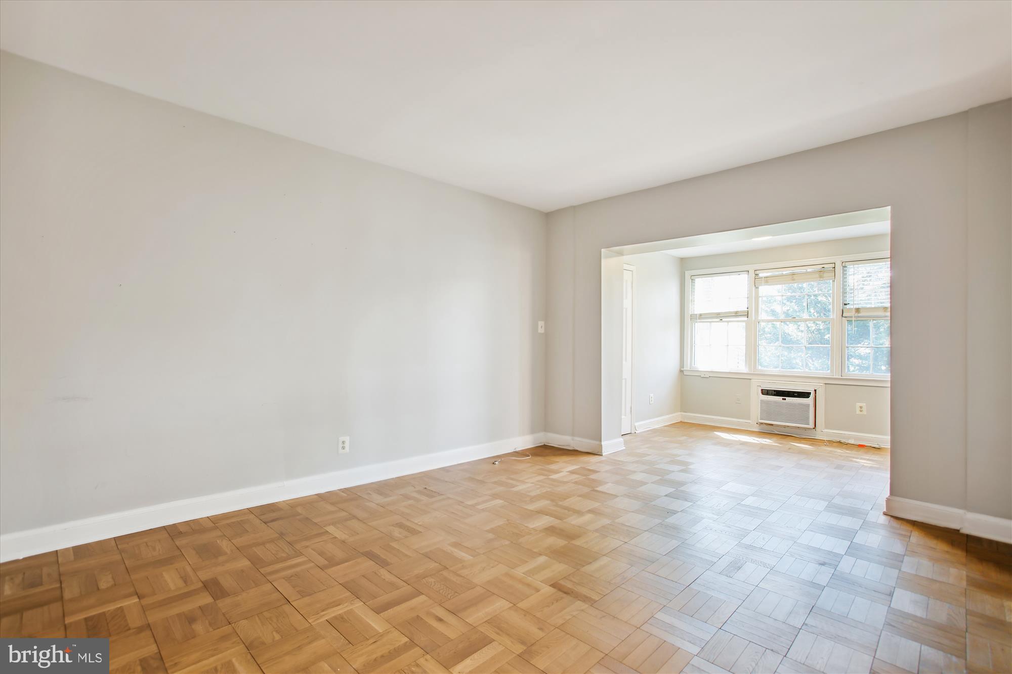 4866 MacArthur Boulevard Northwest, Unit 2 Washington, DC 20007 - Photo 10 of 24 Living Room